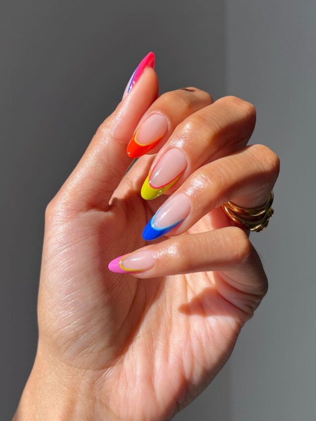 Unha decorada e colorida com nail art de francesinha azul, rosa, amarelo e vermelho
