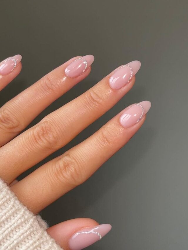 Mão de pele branca, com unha amendoada, com nail art em prata