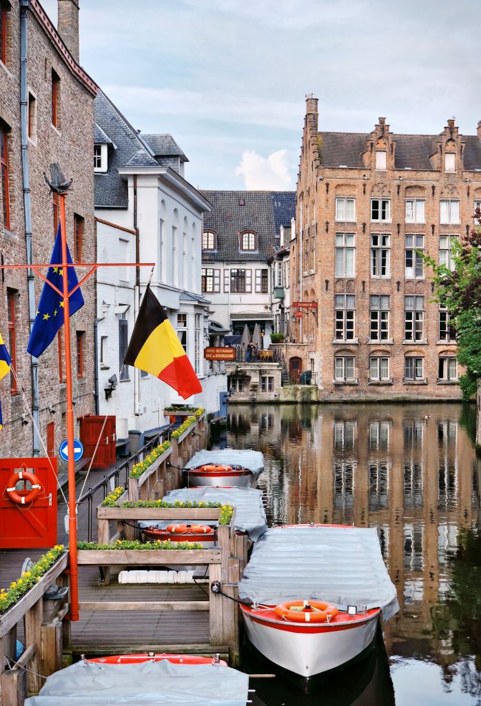 Na Bélgica, faça um tour pela cidade de Bruges e conheça mais sobre a história local 