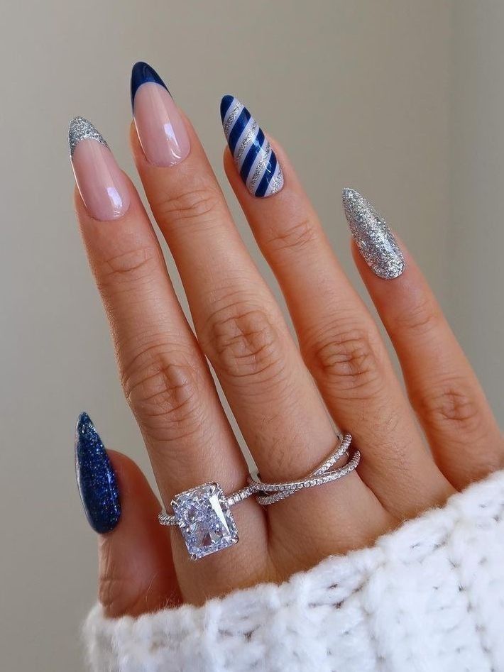 Inspiração de unhas em azul para o Natal 2023