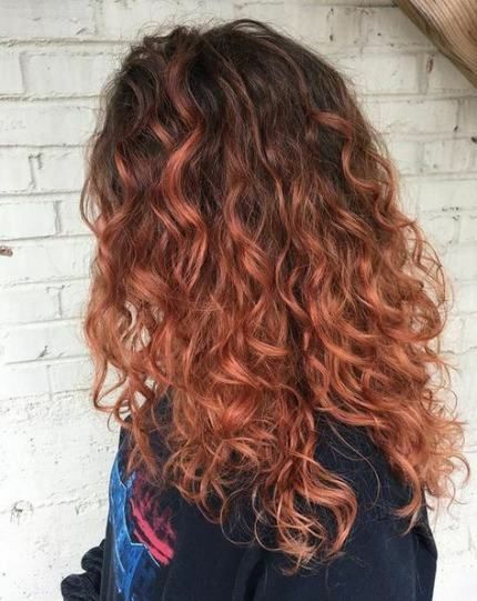 Que tal usar a cor do ano nos cabelos? 