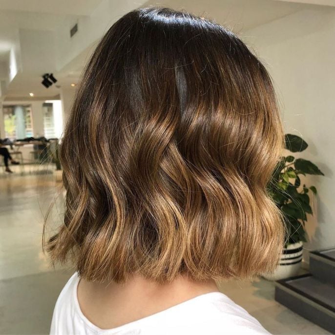 Mechas douradas ficam lindas com ondas 