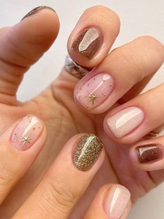 Unha curta com nail art dourada