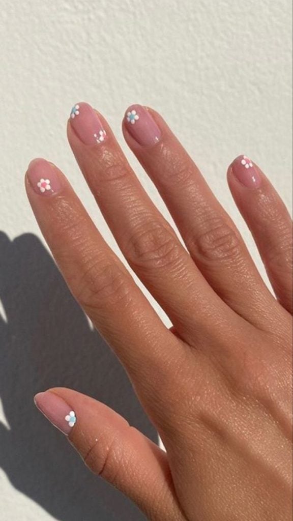Inspiração de unhas delicadas para as festas de final de ano