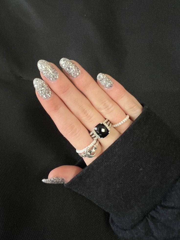 Unhas prateadas com glitter para o Ano Novo 