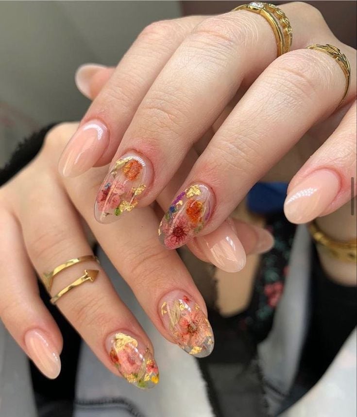 Unha com flores encapsuladas 