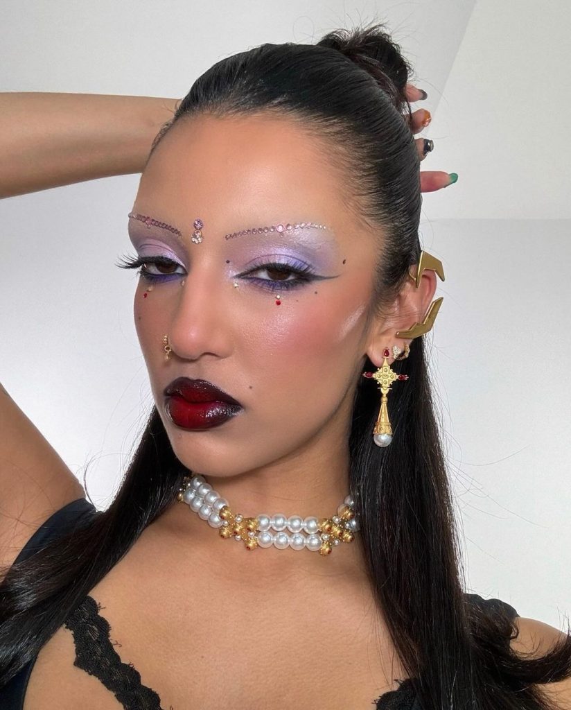 Ademais, confira inspirações de maquiagem com strass