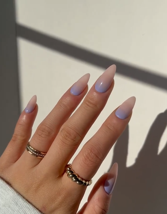 Inspirações de unhas com esmalte azul