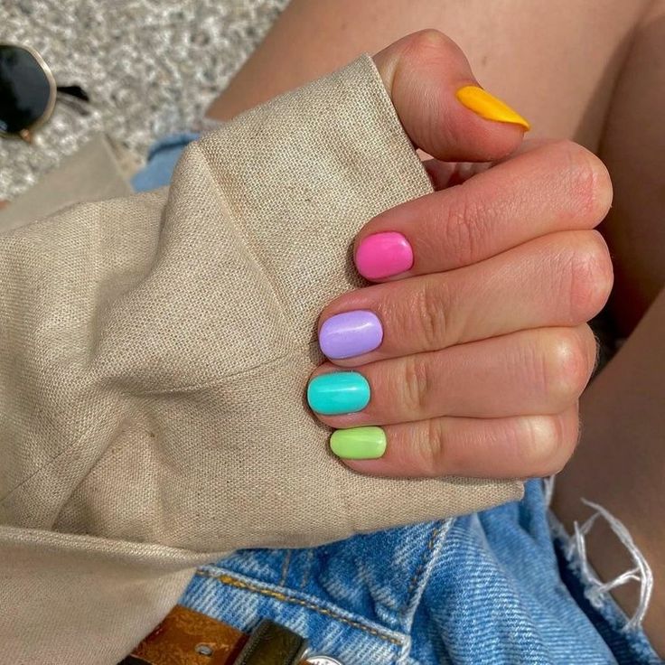 Inspirações de unhas curtas coloridas
