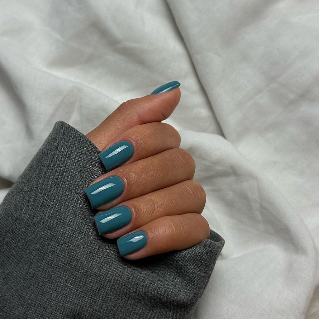 Inspirações de unhas com esmalte azul