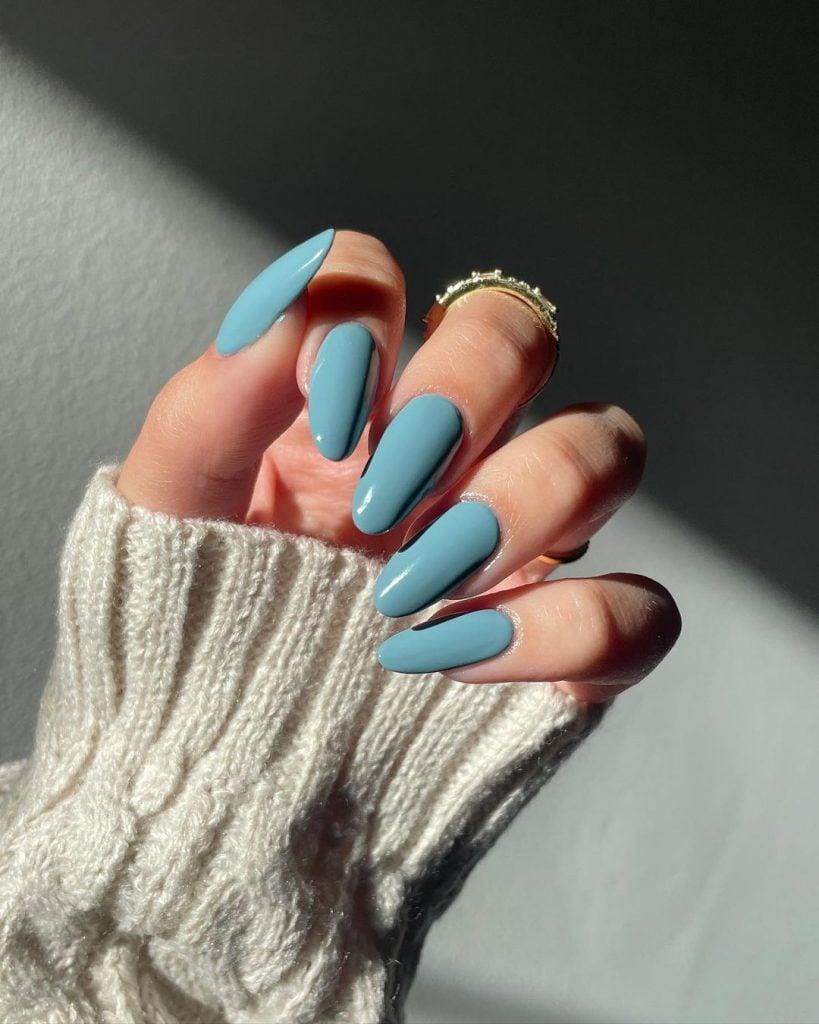 Inspirações de unhas com esmalte azul