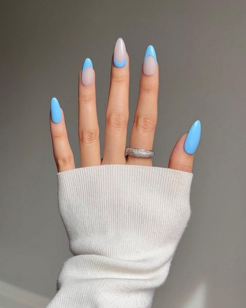 Inspirações de unhas com esmalte azul