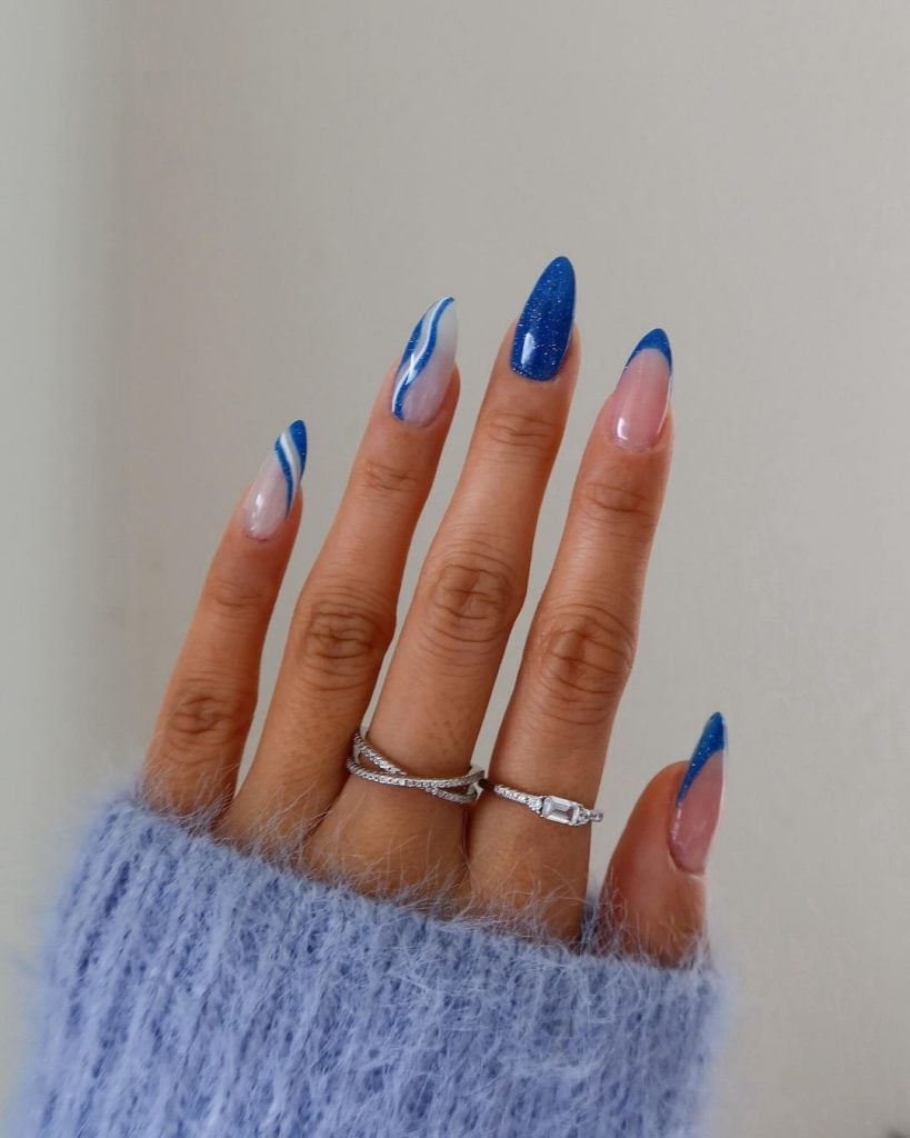 Inspirações de unhas com esmalte azul