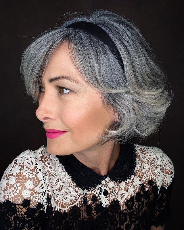 Ademais, confira algumas dicas de como disfarçar o cabelo branco