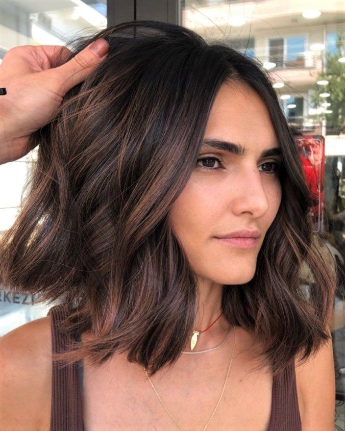 Cabelo escuro com mechas para se inspirar