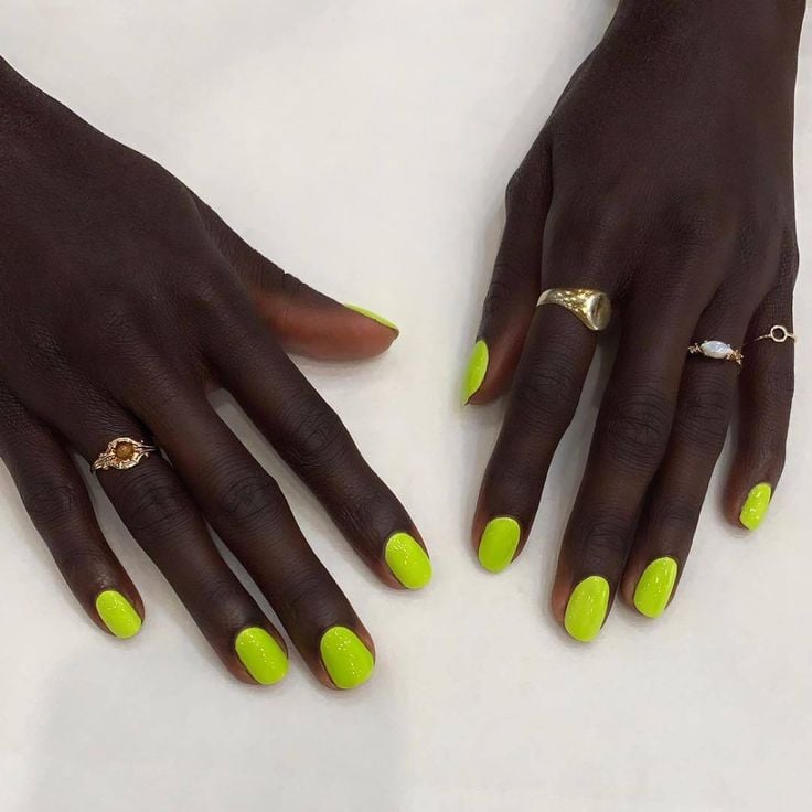 Ademais, o amarelo neon é uma ótima opção para o verão 