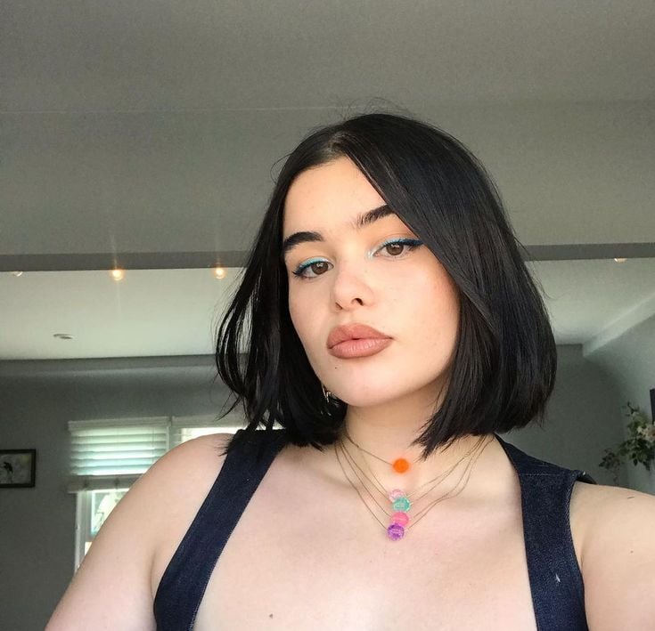 Cabelo curto reto com risca centralizada