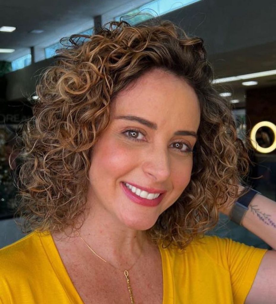 Cabelo volumoso e cacheado