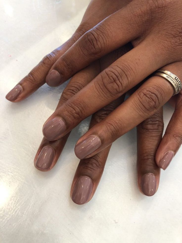 Clássico e chique: conheça o esmalte nude