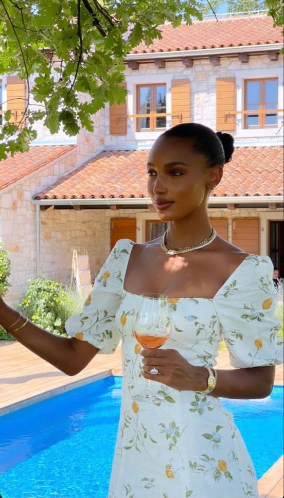 Combine acessórios e faça um penteado para compor
