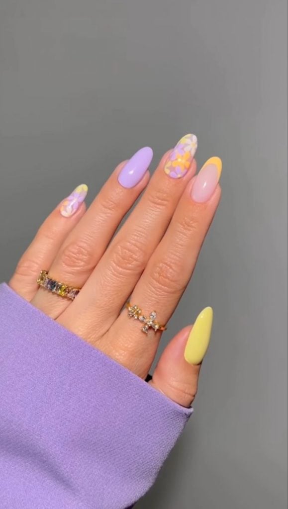 Combine o amarelo com o roxo para uma unha criativa