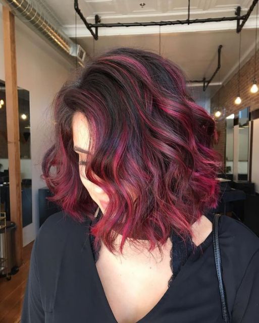 Mechas coloridas ficam incríveis em cabelos escuros 