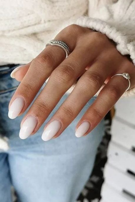 Esmalte branco e chique