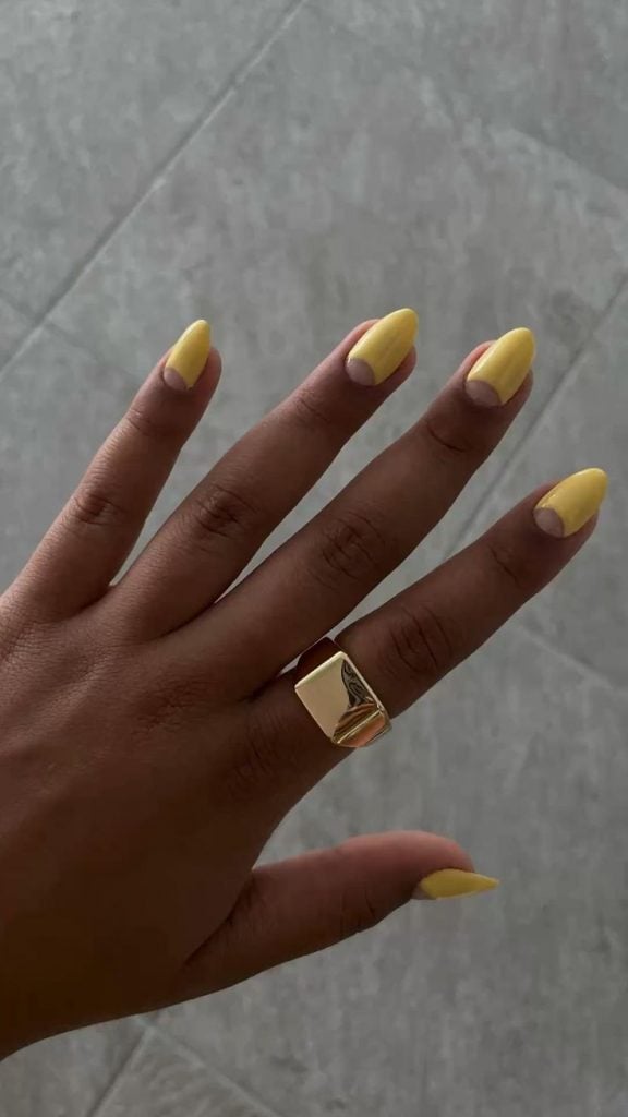 Inspiração com esmalte amarelo