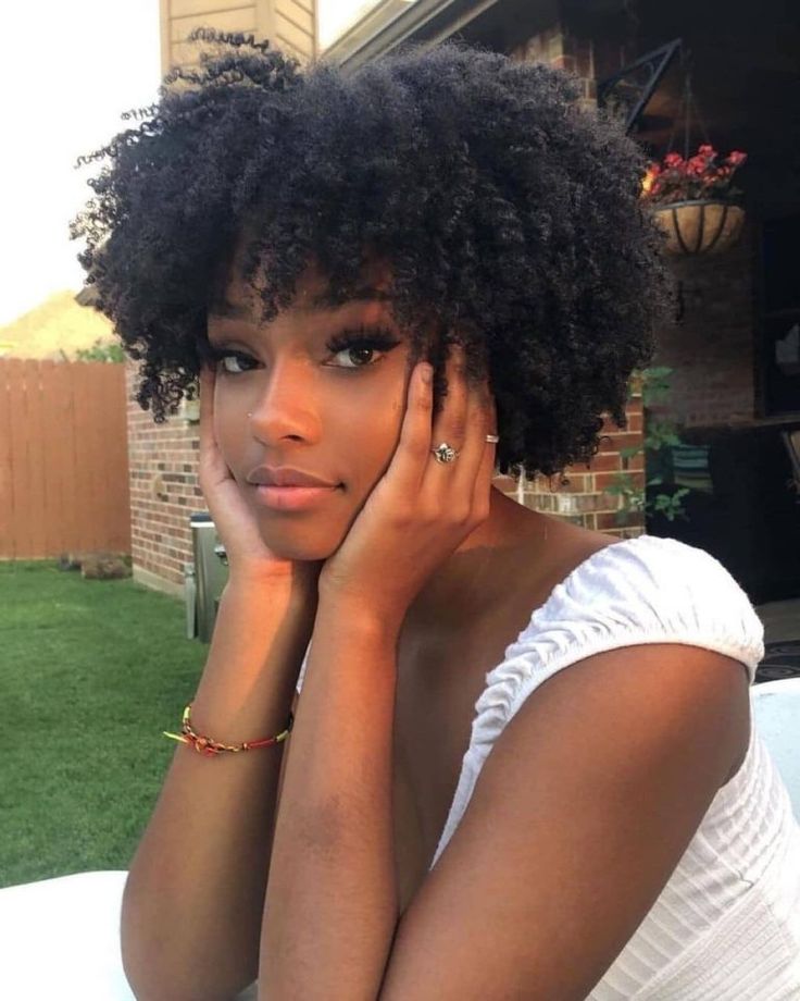 Inspiração de cabelo curto e volumoso
