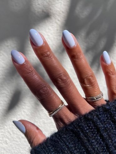 Lilás é cor inspiração para unhas delicadas