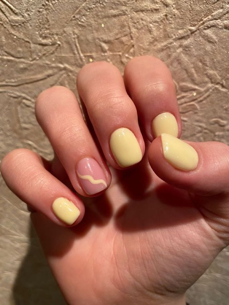 Nail art amarelo manteiga
