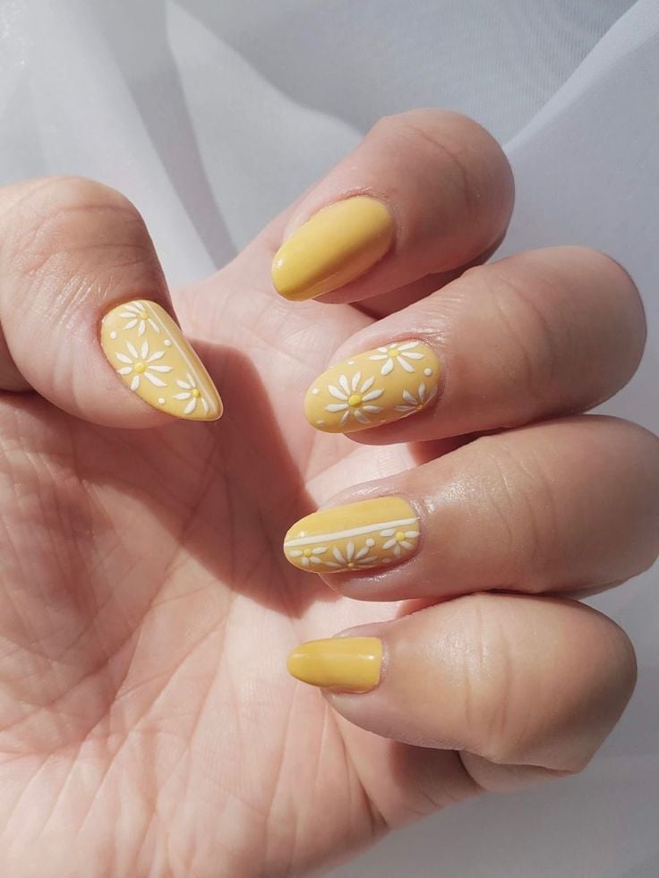 Nail art delicada amarela e branca