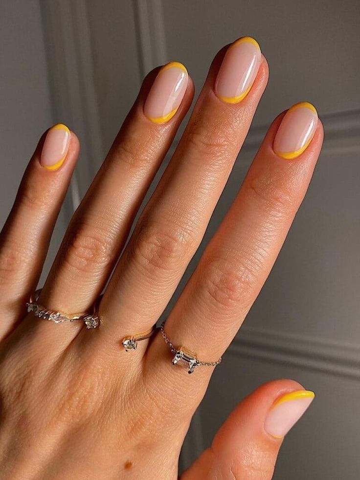 Nail art delicada amarela
