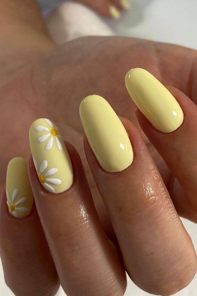 Nail art delicada de flor