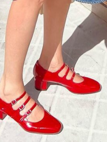 Sapato boneca vermelho é hit: veja 7 looks para se inspirar
