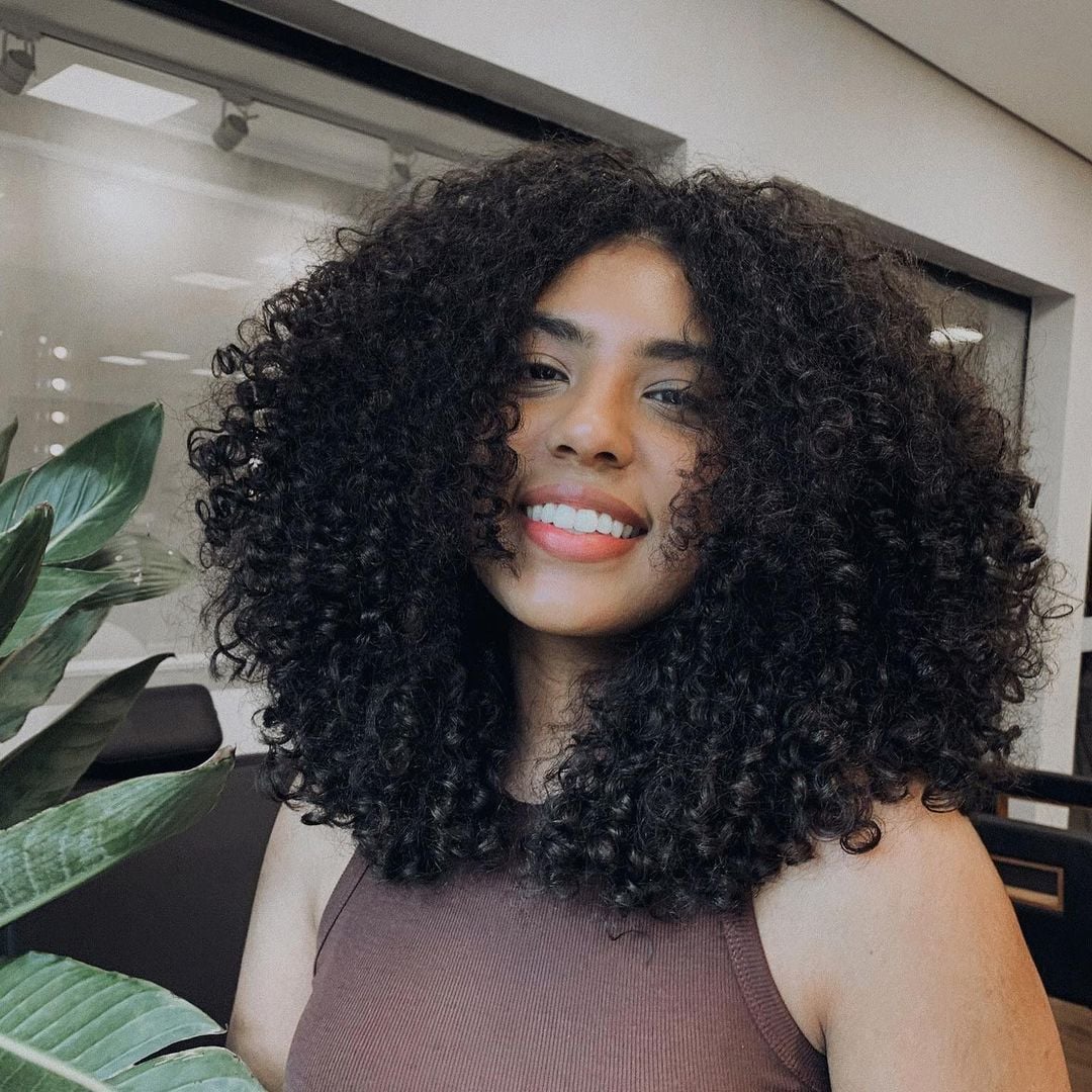 Cabelo médio cacheado: 9 ideias para se inspirar em 2024