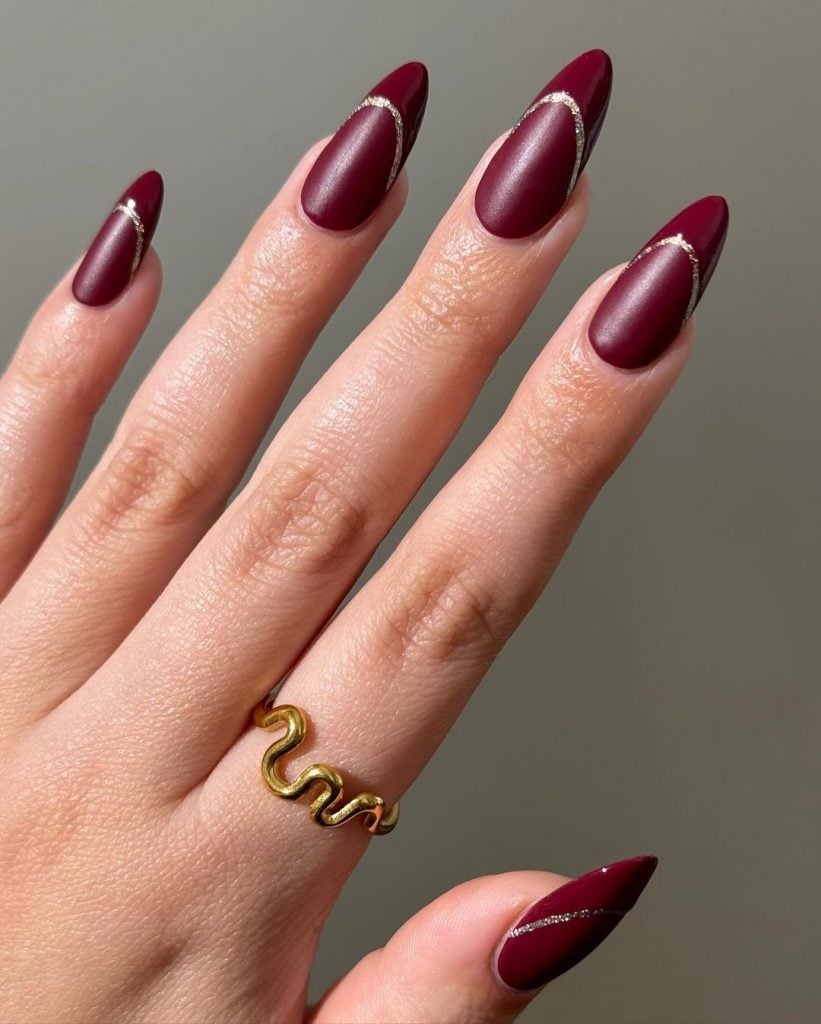 Além disso, confira essa nail art bordô maravilhosa