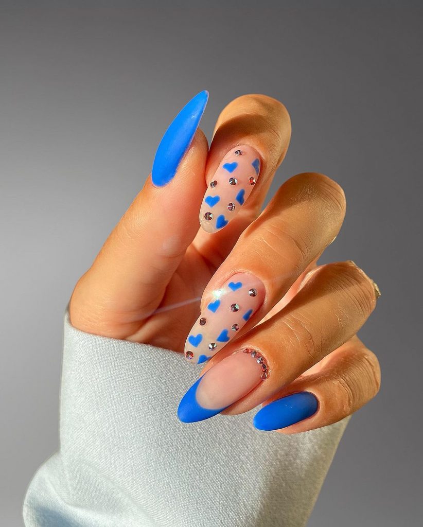 Inspiração de unhas azuis para 2024 
