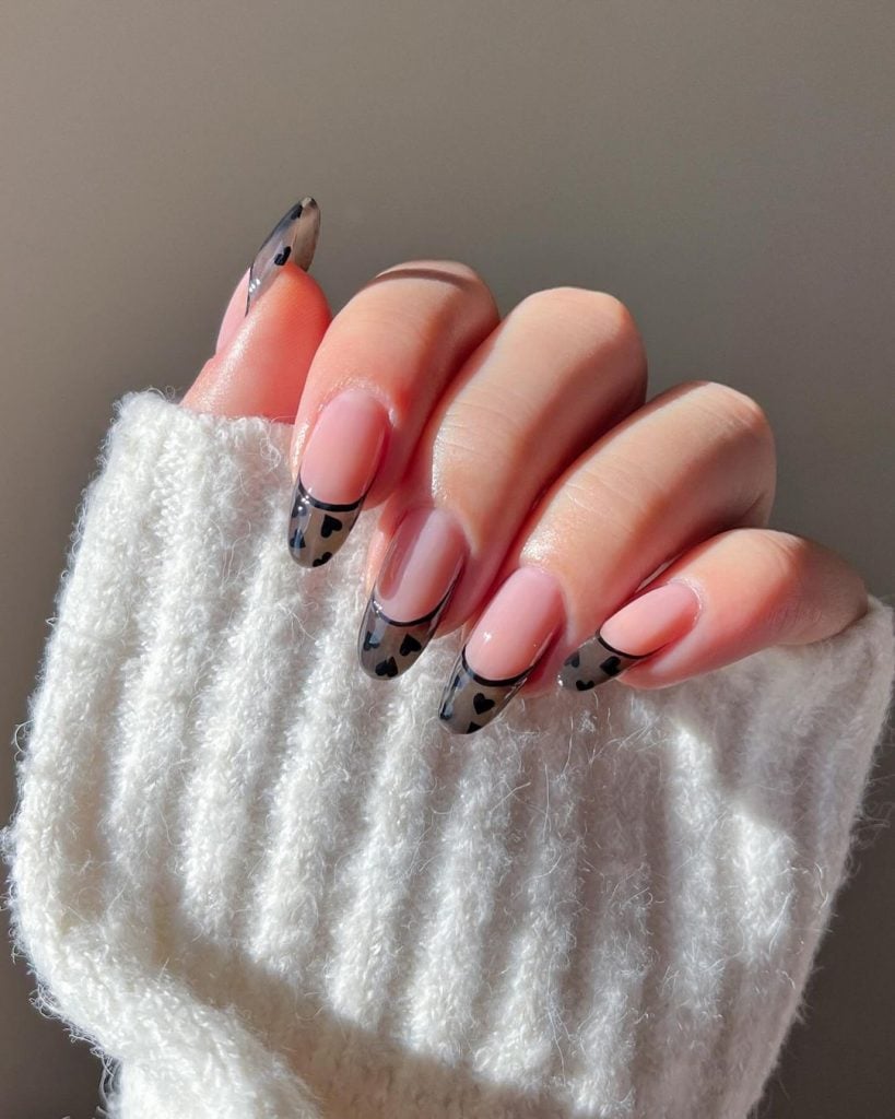 Se você ama preto e quer estar na estética romântica, essa nail art é a ideal