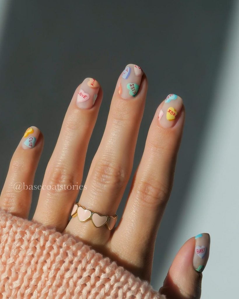 Para o Valentine's Day, aposte em unhas românticas