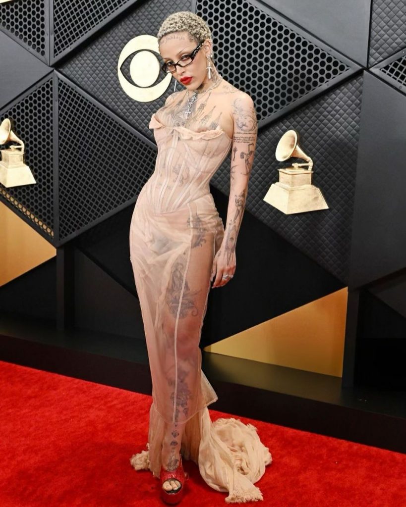 Doja Cat aparece belíssima no red carpet