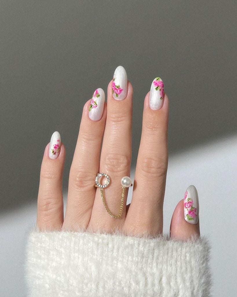 Nail art com flores é sempre uma boa opção