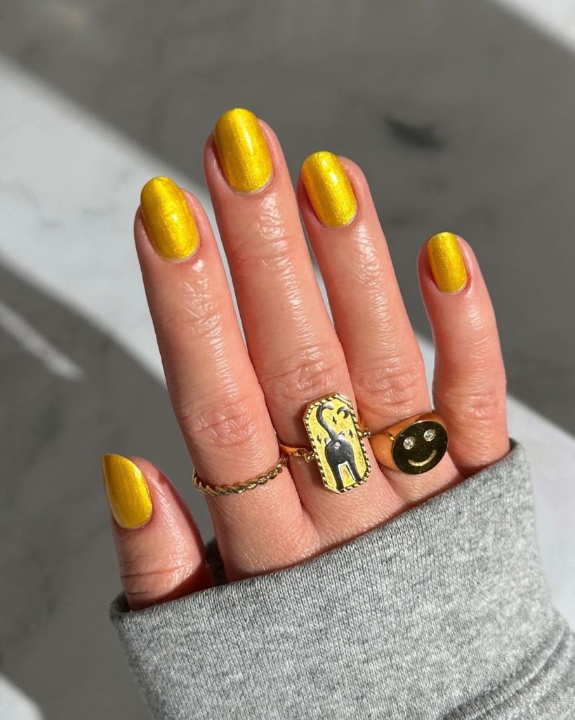 Unhas amarelas para uma vibe vibrante