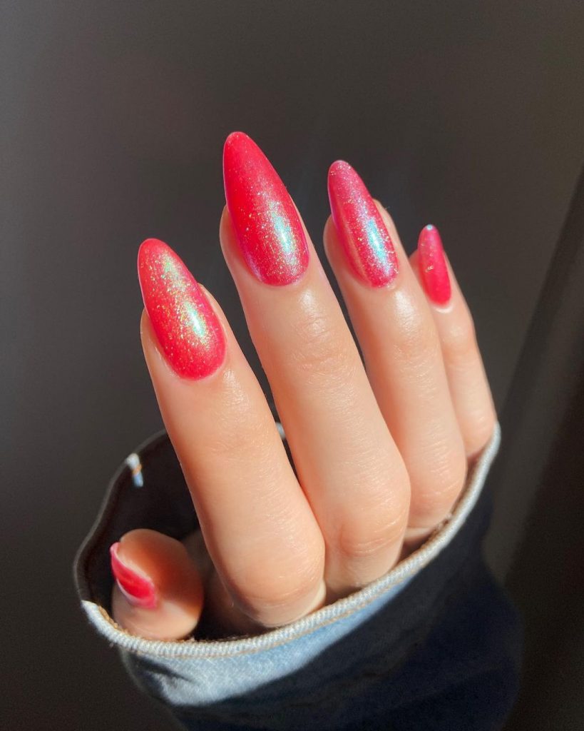 Vermelho brilhante é a melhor opção para a unha da semana 