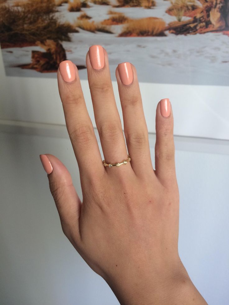 Unha com esmalte peach fuzz