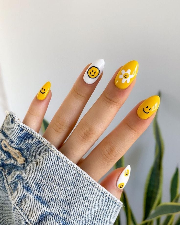 Unha decorada com emojis