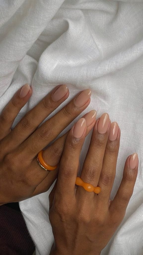 Unhas em tons nude