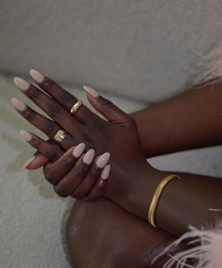 Unhas em tons nude