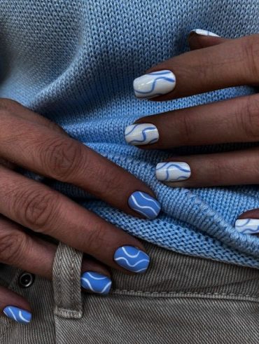 Unhas com esmaltação azul e branca
