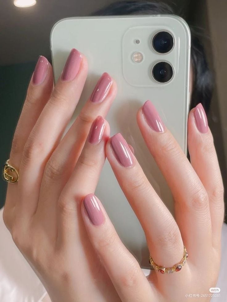 Unhas em tons nude
